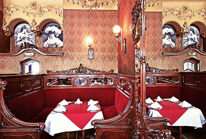 Gabinetes Art Nouveau de terciopelo rojo con espejos tallados y papel tapiz damasco